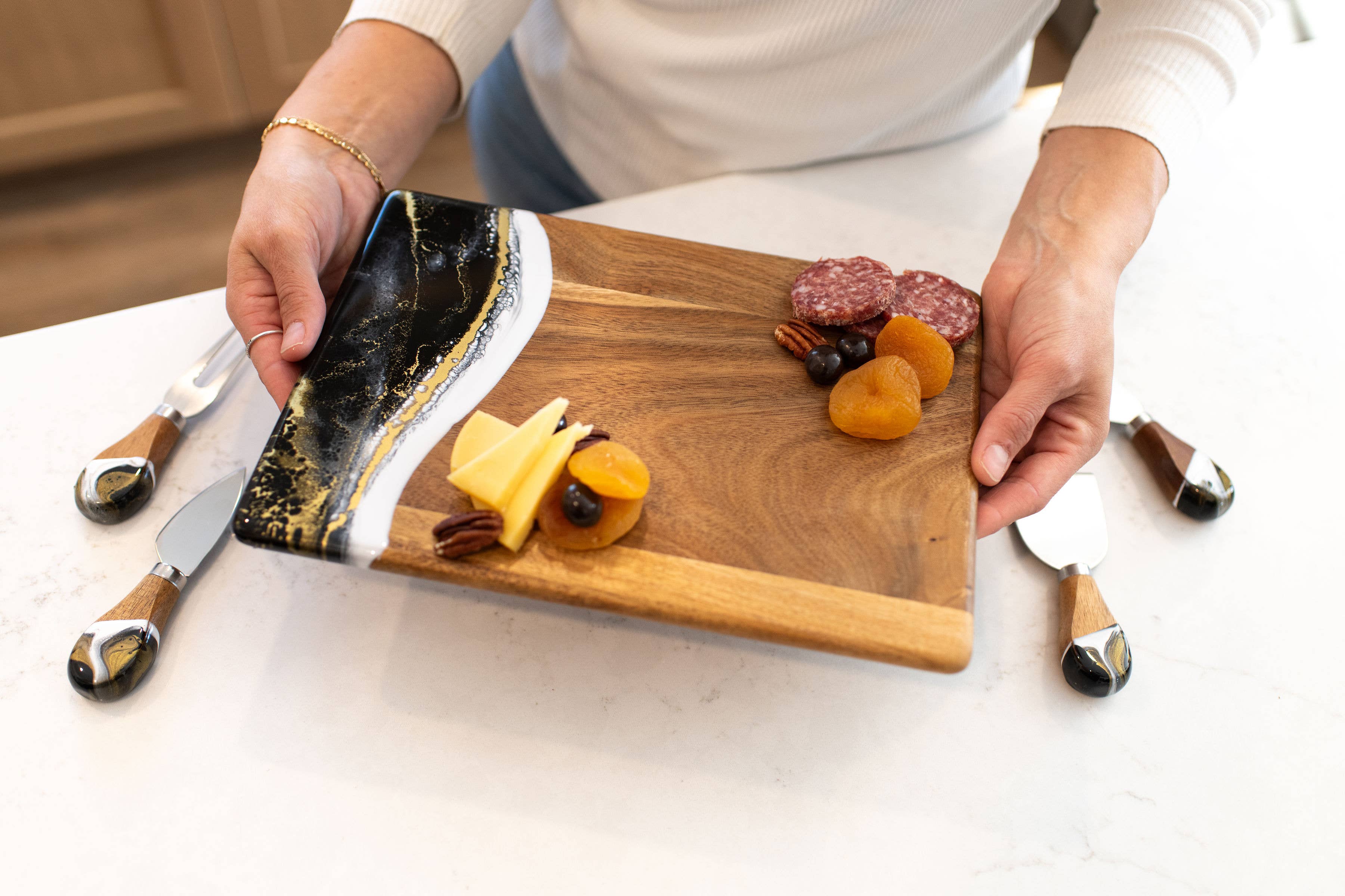 Lynn & Liana Designs - Vendita all'ingrosso Taglieri per formaggio - Tagliere per formaggi e salumi in legno di acacia con resina - No dazi!36