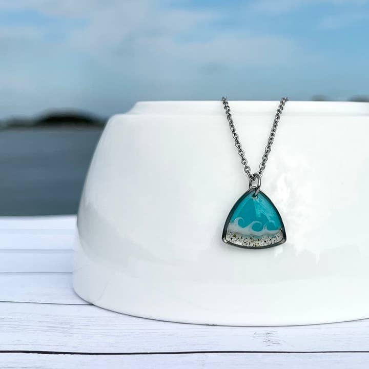Sandy Beaches Shop - Venta al por mayor Collares con colgantes/abalorios - Collar Onda Triángulo Arena Personalizado | Arena de playa