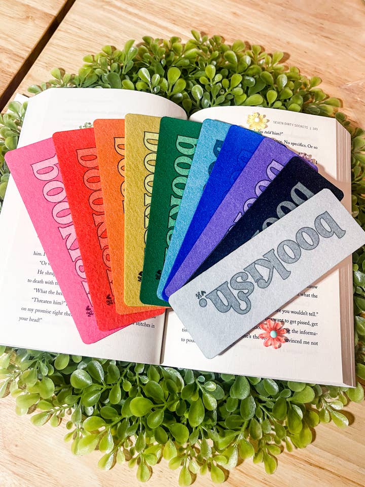 Boekenachtig. Monochrome bladwijzer van vilt voor wholesale door Sharp Thoughtlings