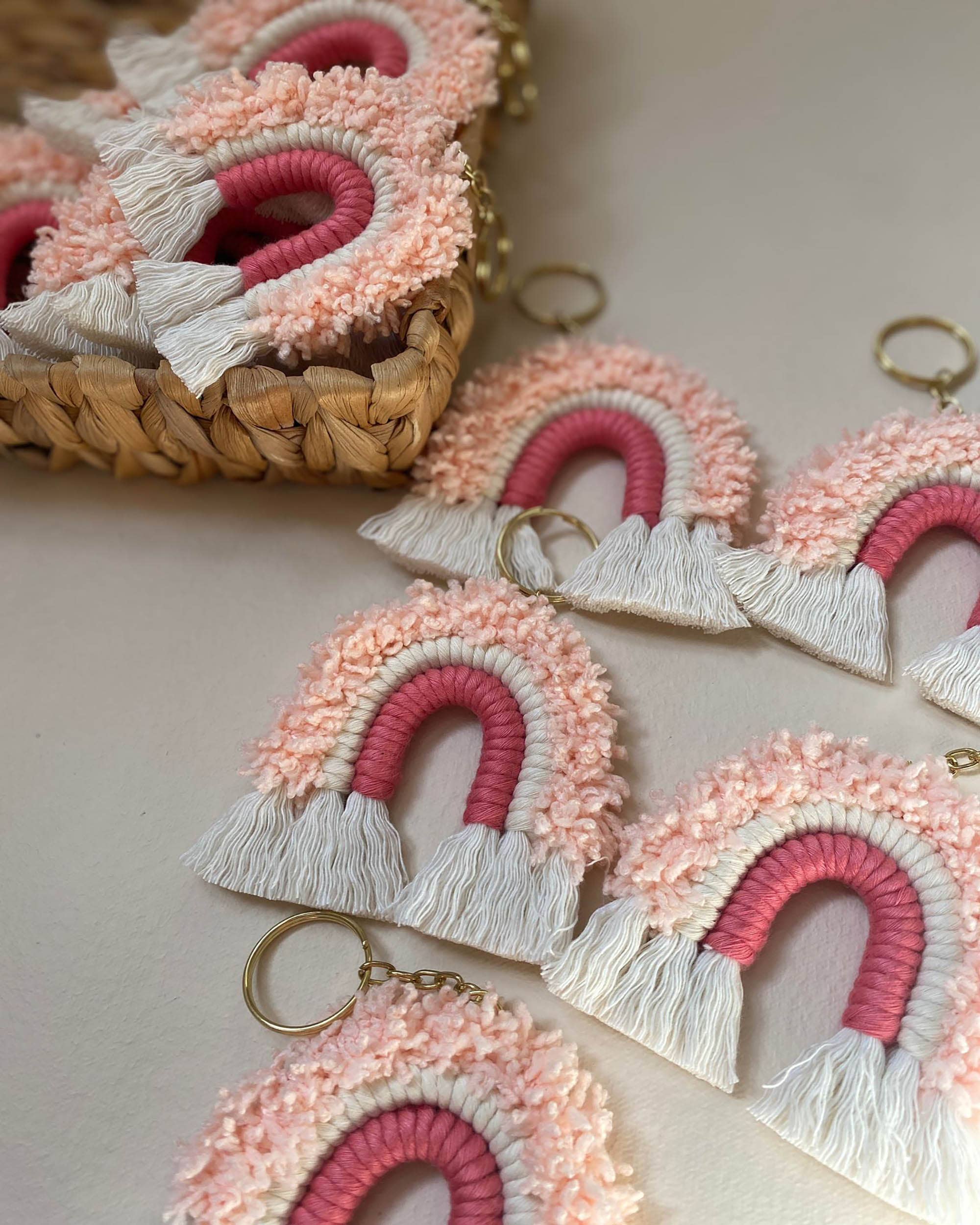 Uniq Favors – wholesale Nyckelringar - Dam – Rosa regnbågsformad makraményckelring i bohemisk stil2