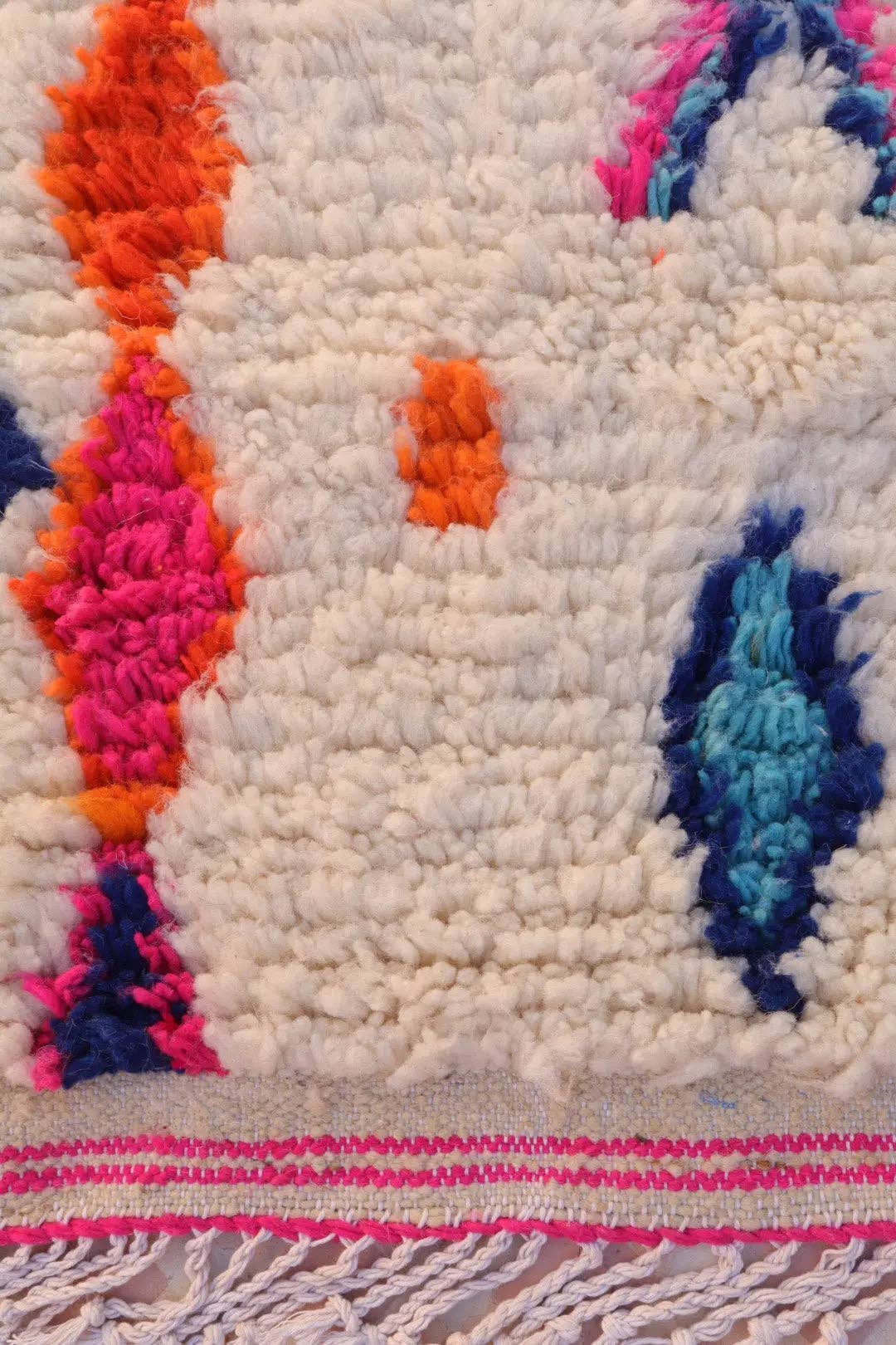 Néda – Engroshandel Løst tæppe – Hvidt Azilal Berber Tæppe med Fluorescerende Farvede Mønstre -7