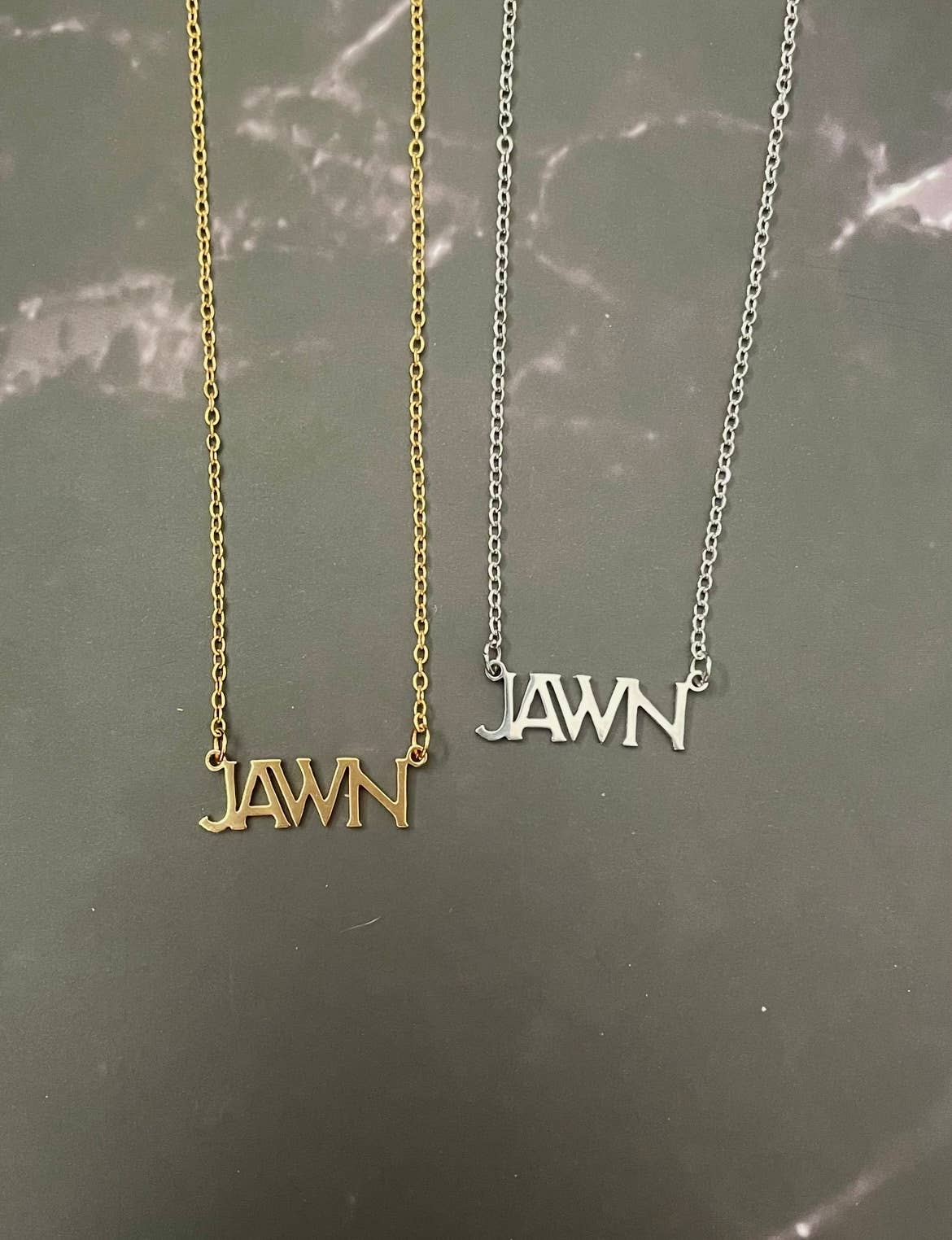 GeoMetricGem - Vendita all'ingrosso Collana con ciondolo/pendaglio - Collana JAWN ~ Ciondolo a tema Philly in oro o argento5