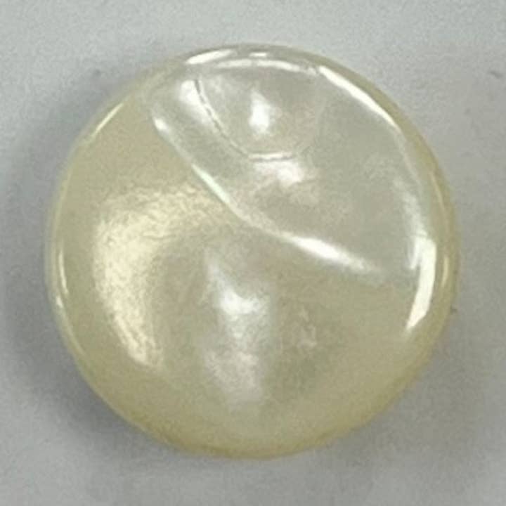 BOUTON NACRE NATUREL AVEC PIED - MODÈLE 7 pour la vente par NEMARK