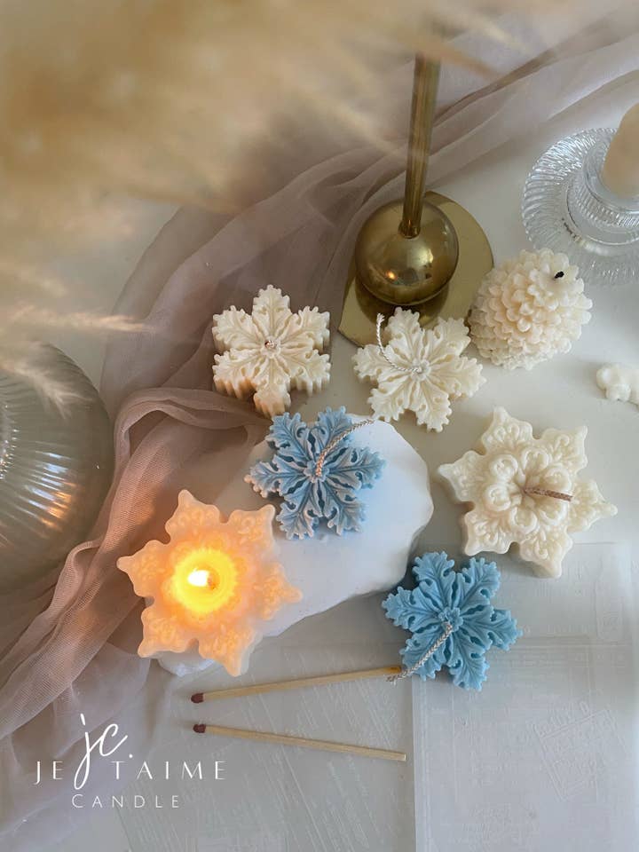 Snowflake Soy Wax Candle: Christmas Decor, Vegan Xmas Gift for wholesale by je t'aime candle