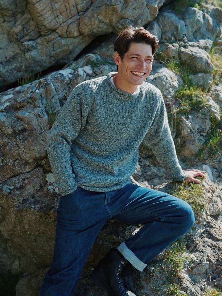 Pull à col roulé Raheen Tweed pour homme - Gris clair pour la vente par Aran Woollen Mills