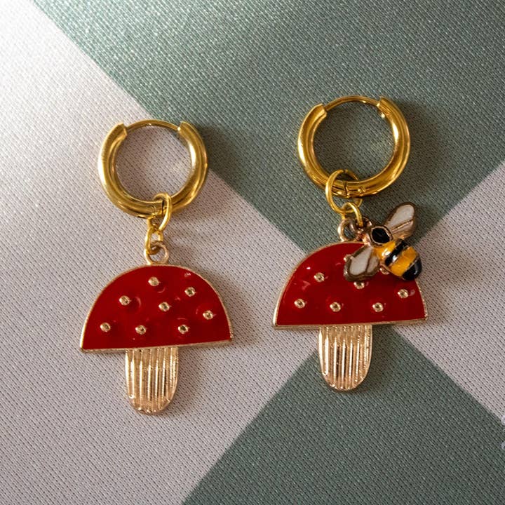 Paddenstoel & Hommel Emaille Bedel Gouden Huggie Hoepeloorbellen voor wholesale door Predictable Art