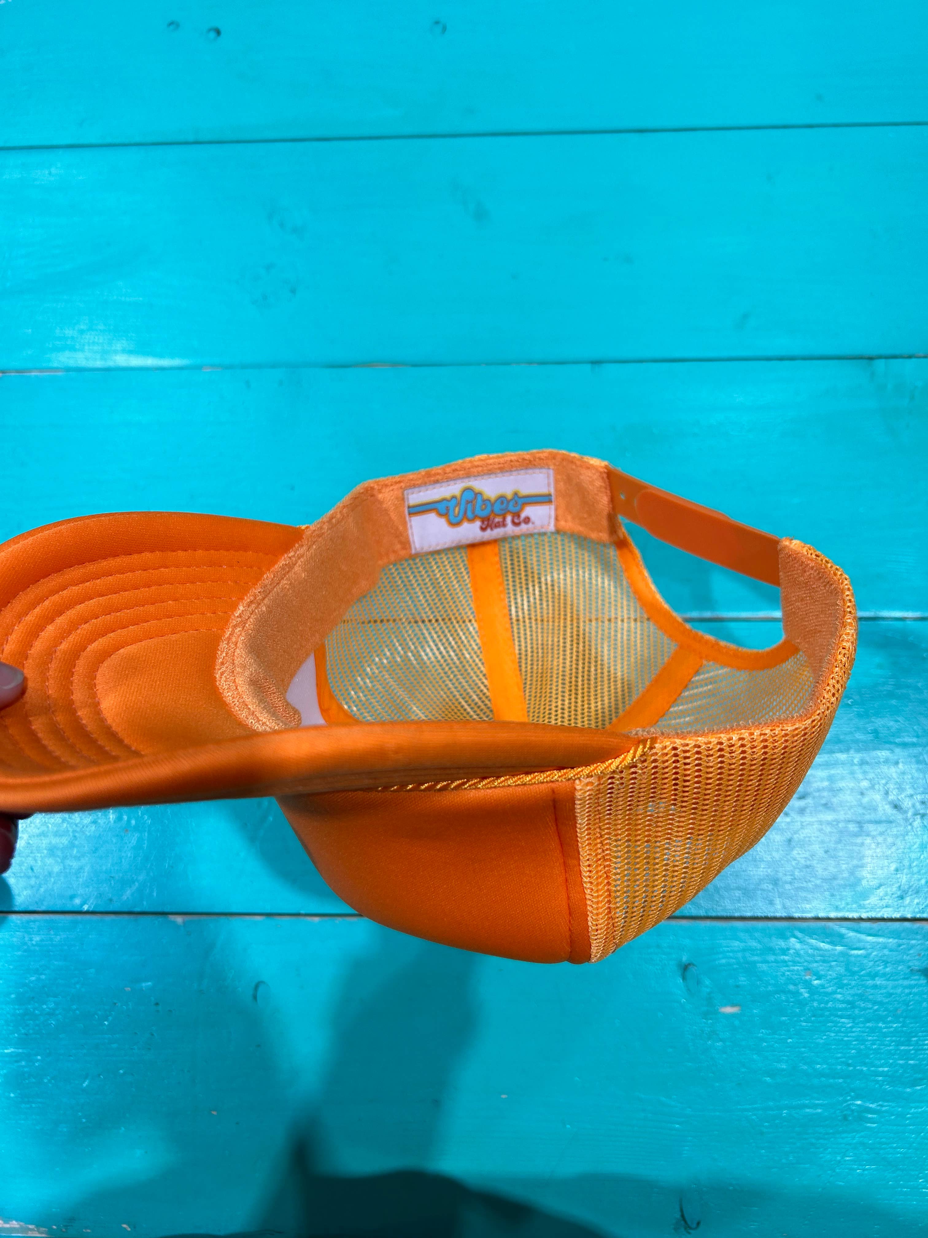 Vibes Hat Company - Vendita all'ingrosso Cappellino  da camionista - Unisex - Cappello da camionista in schiuma arancione brillante Vibes | Barra per cappelli | berretti vuoti2