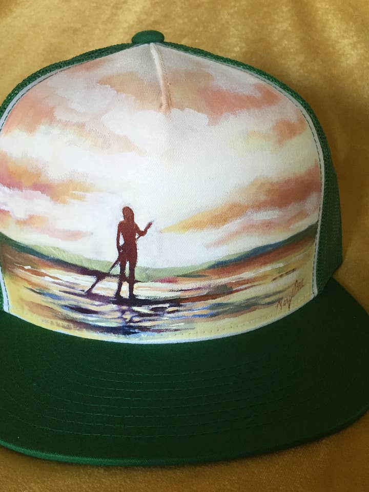 „SUP Girl“ håndmalet på Kelly Green Snapback Trucker Hat for engroshandel hos Mary Bea Art
