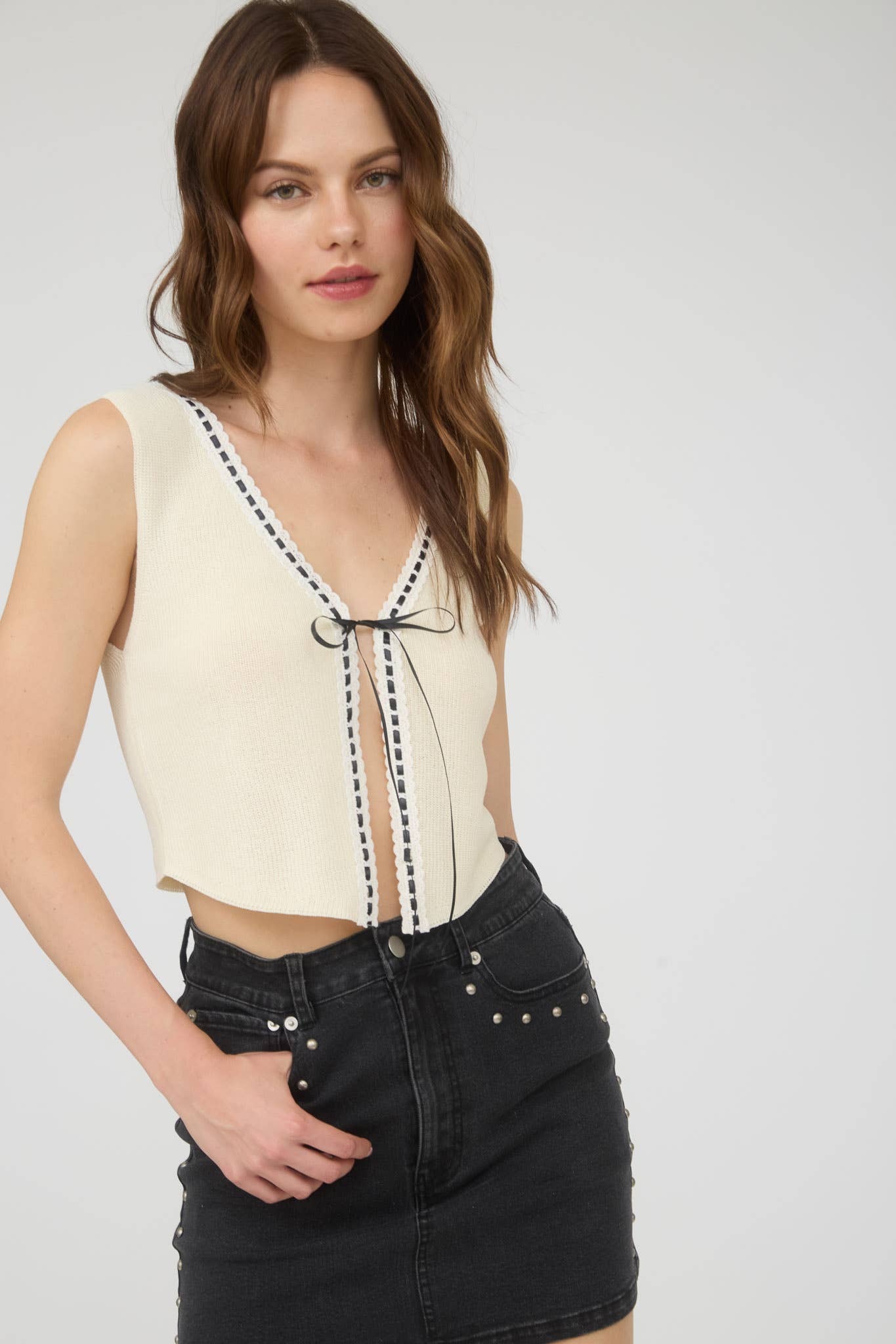 The Workshop Studio - Vendita all'ingrosso Gilè imbottito - Donna - GILET IN MAGLIA CON LACCIO ANTERIORE E BORDO IN PIZZO CON NASTRO3