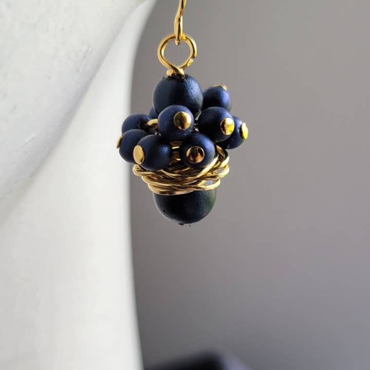 Orecchini "Mirtillo" con Perline Dorate/Gioielli d'Ispirazione Vintage per la vendita all'ingrosso da parte di Teahan K Jewelry