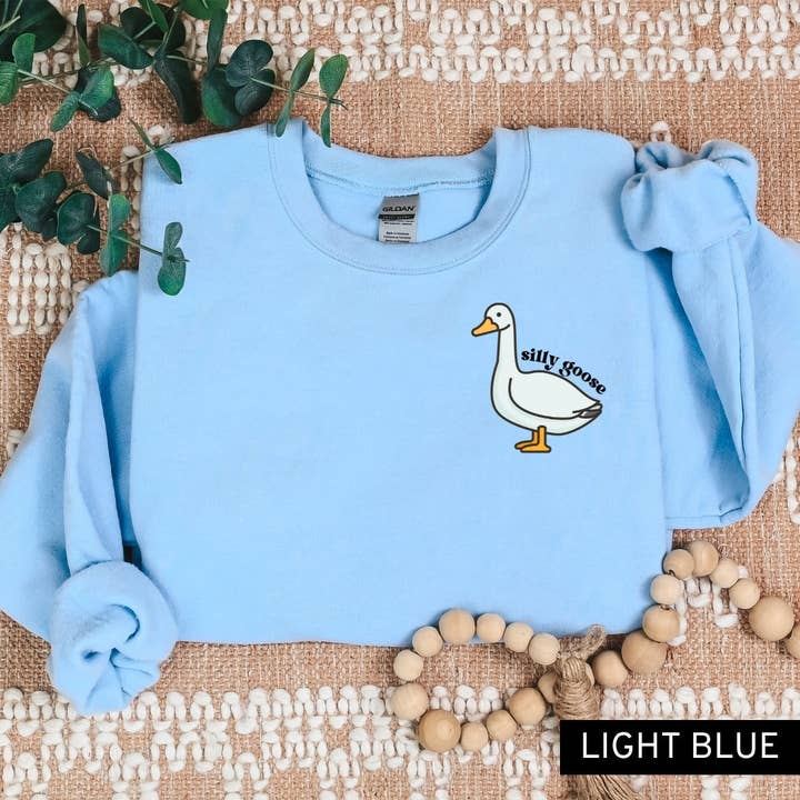 Pull Silly Goose, col rond Silly Goose pour la vente par Rosie and Vi