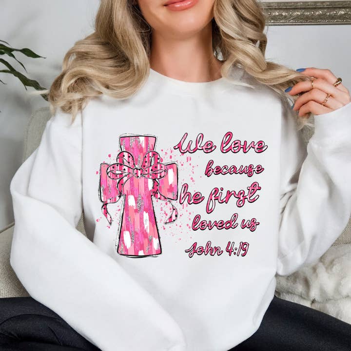 Vi elsker, fordi han elskede os først Valentinsdag sweatshirt for engroshandel hos Simply Spoken Apparel