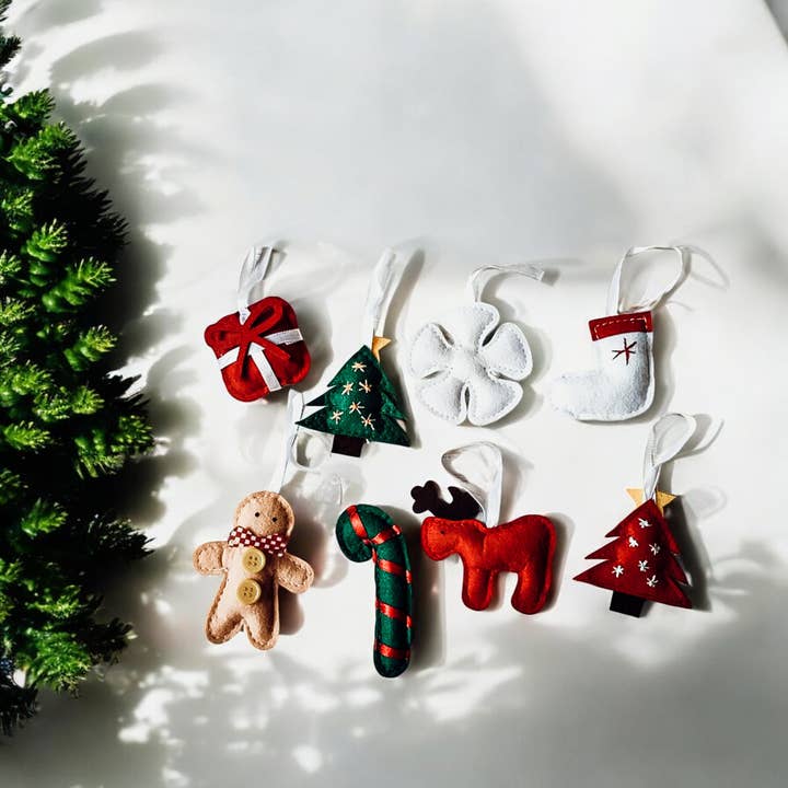 Gia Roma – Großhandel Adventskalender – Wiederverwendbarer Adventskalender aus Filz mit hängenden Plüschornamenten24