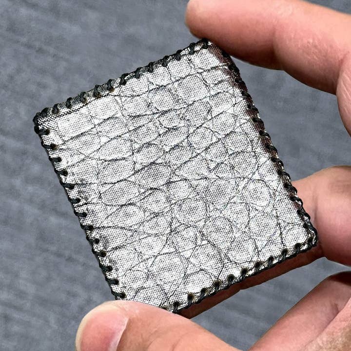 Wildcard — Gunmetal Alligator, Klein für den Großhandel von Magic Items