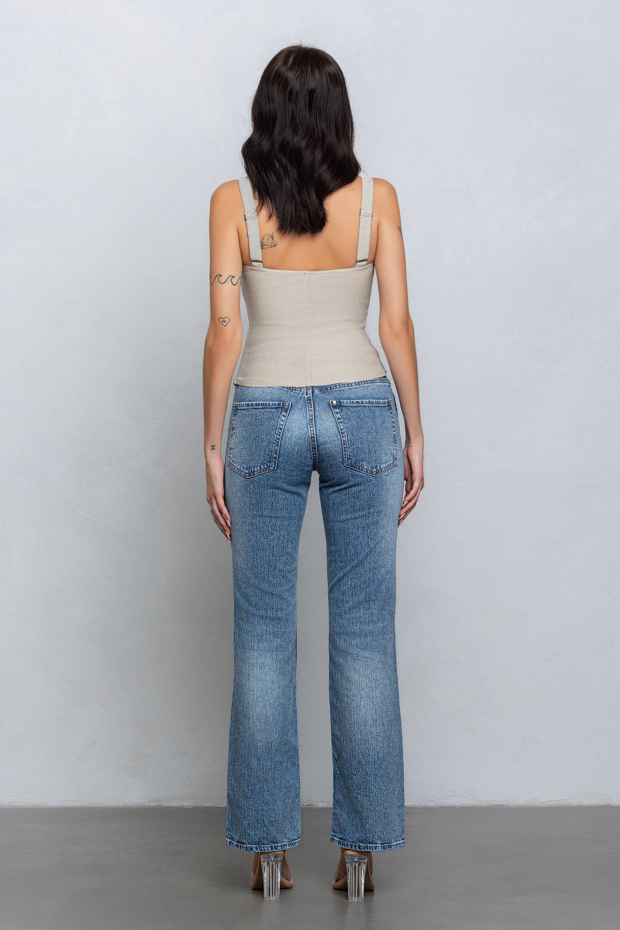 No Vacancy - Venta al por mayor Blusa - Mujer - Top corto de tejido elástico con detalle de minihebilla3