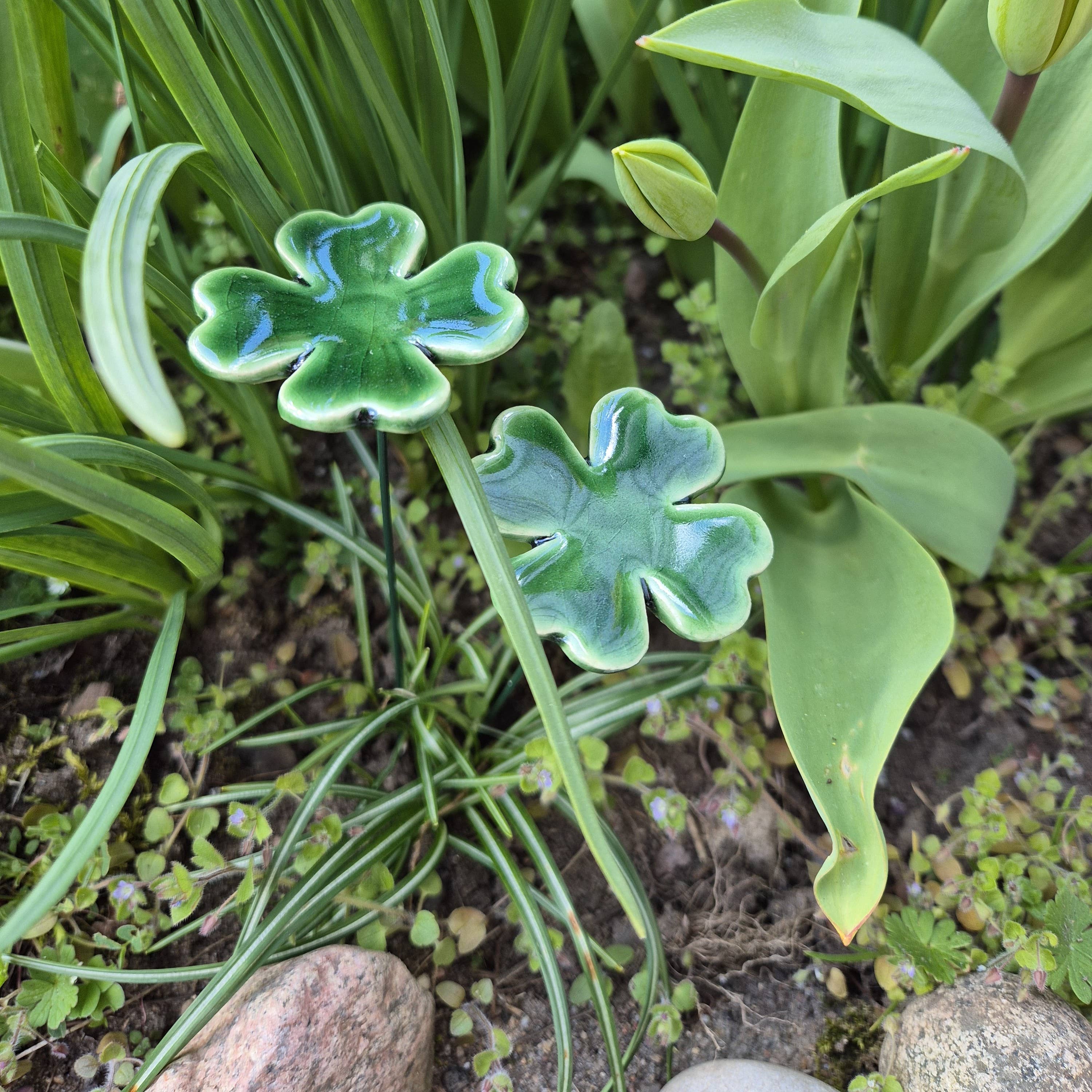 Pannonhem AB. - Vente Piquets de jardin/pelouse - Trèfle à quatre feuilles en céramique avec tige pour plantes1