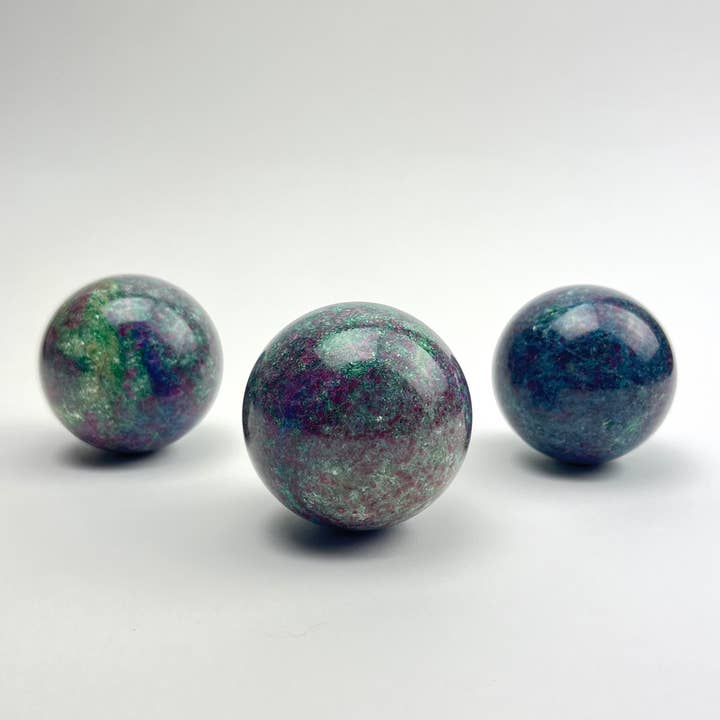 Sfera in cianite rubino fuchsite, 50-60 mm, pietra spirituale per la vendita all'ingrosso da parte di Pelham Grayson Rose