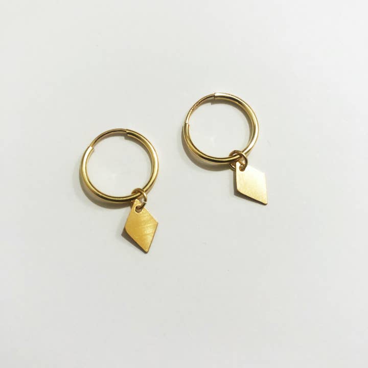 14 k Hoops med Diamond Shape Charms for engroshandel hos Intrigue Nouveau