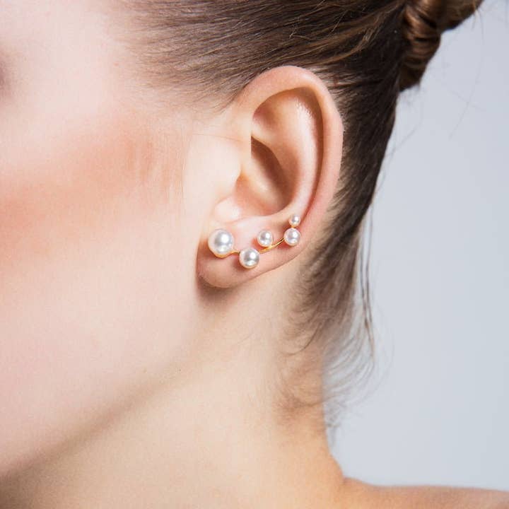Manchettes d'oreilles en perles de laiton et boucles d'oreilles grimpantes en or pour la vente par Amorium