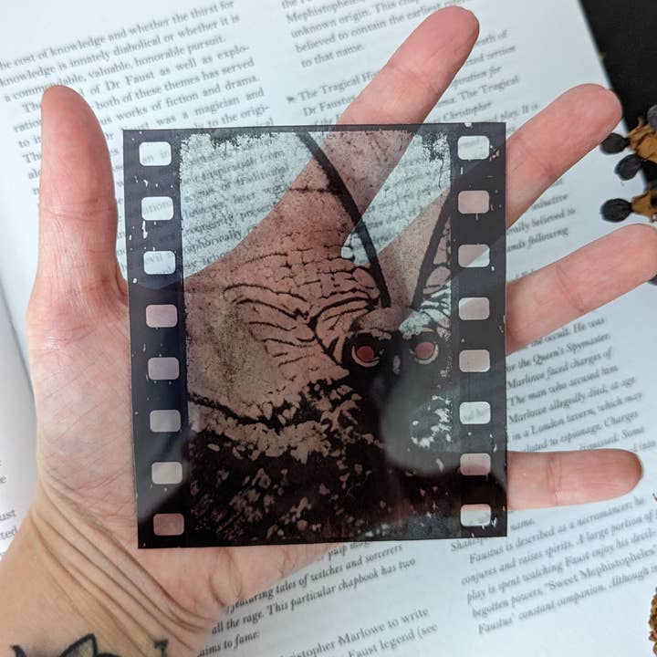 Dark Veinlet - Venta al por mayor Marcapáginas - Marcador transparente - Mothman Film Strip Horror Cryptid2