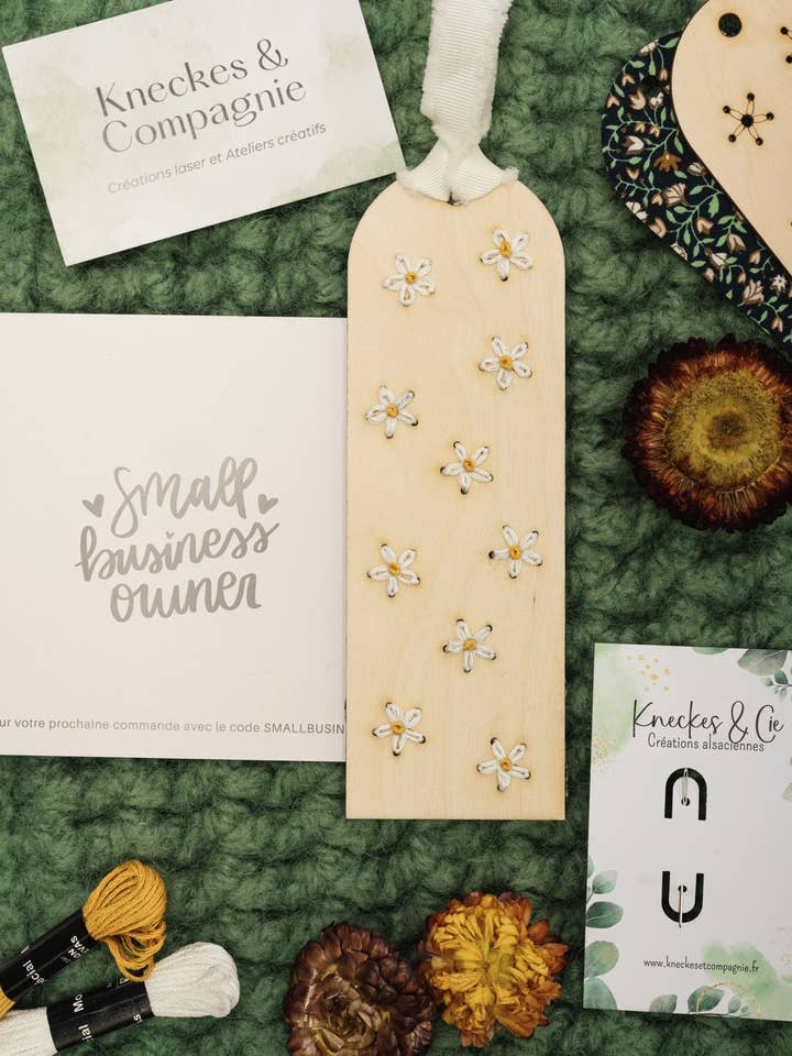 Blomster bogmærke broderisæt for engroshandel hos Kneckes & Compagnie