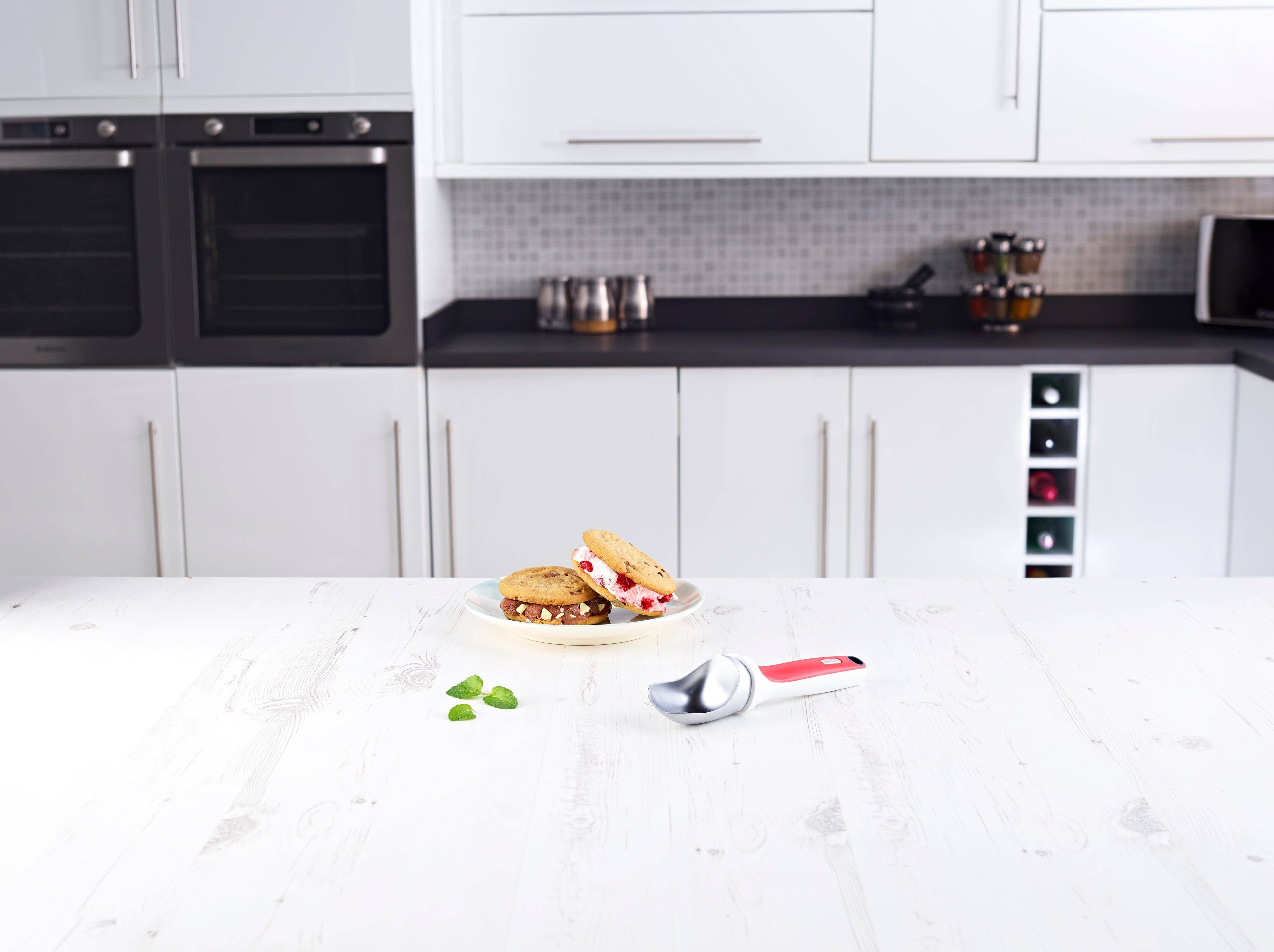 DKHB [Zyliss, Cole & Mason, Swissmar, AdHoc, Ken Hom] - Wholesale Ice Cream Scoop - Zyliss Right Scoop Ice Cream Scoop, Red3