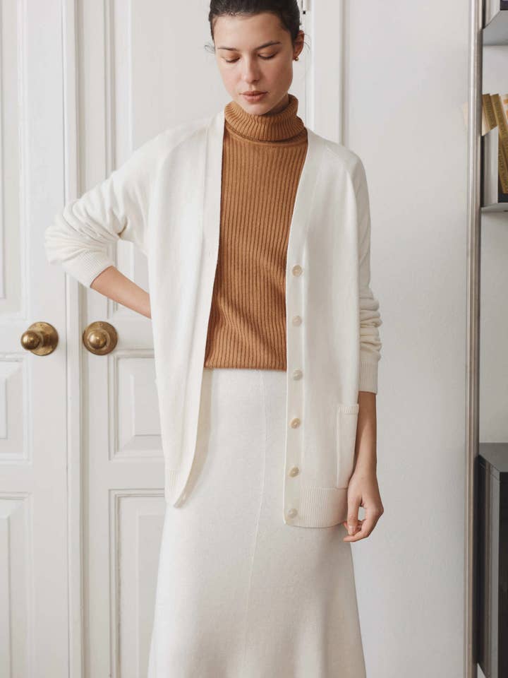 Cardigan à boutons-pression avec boutons en coquillage naturel pour la vente par Nenya Fashion Limited