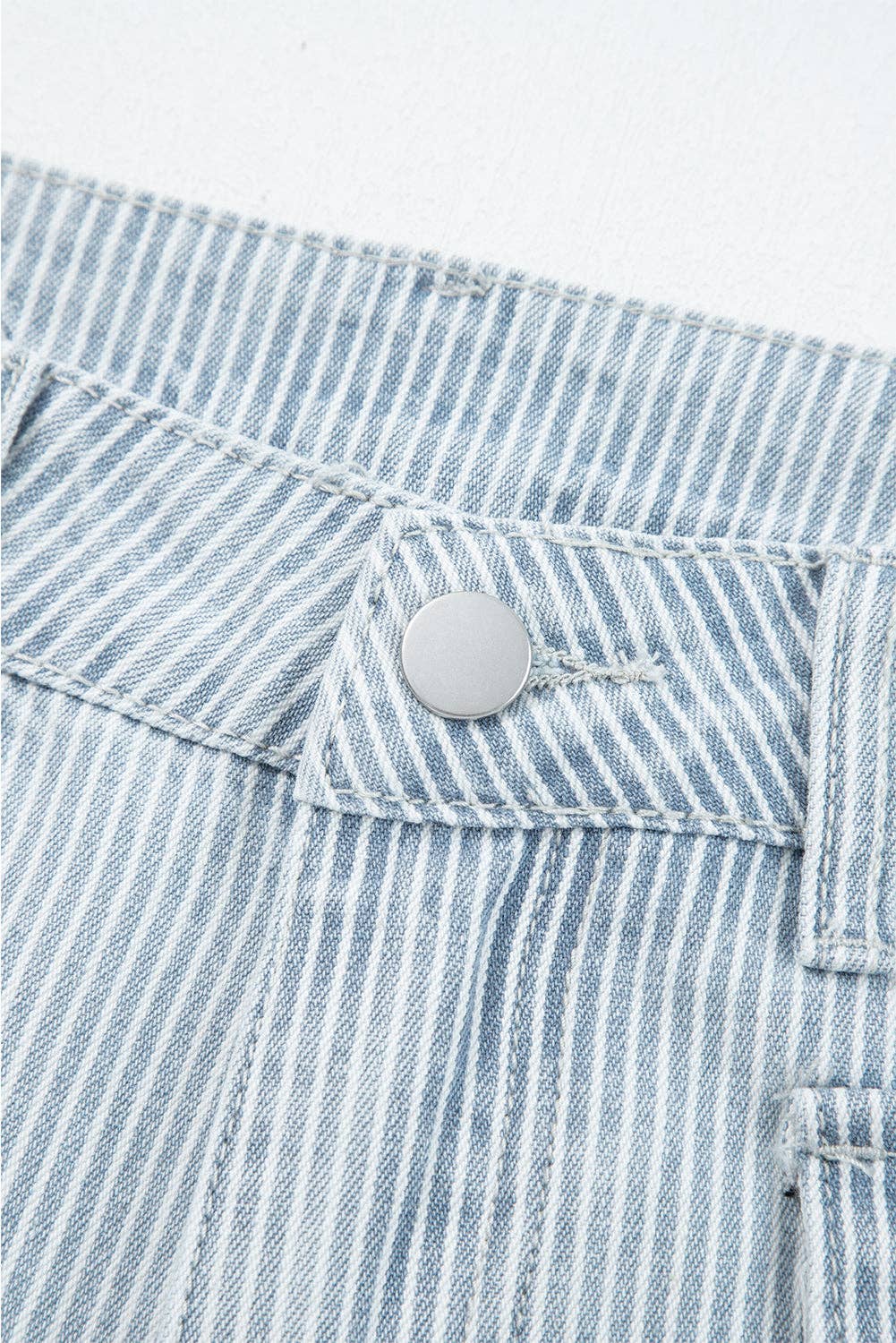 Stripe blu cielo Jeans a gamba larga con orlo risvoltato, tasca con patta a bottone e strisce azzurro cielo. in vendita all'ingrosso su Faire5