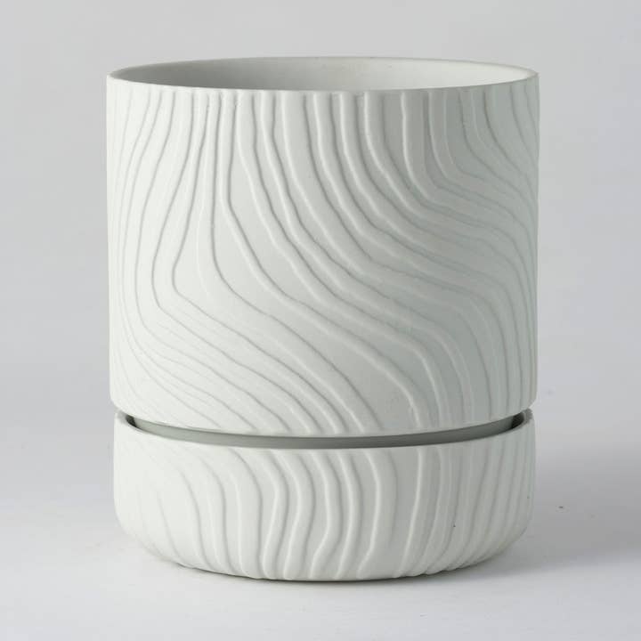 Pot de fleurs en relief abstrait gris doux pour la vente par Angus & Celeste