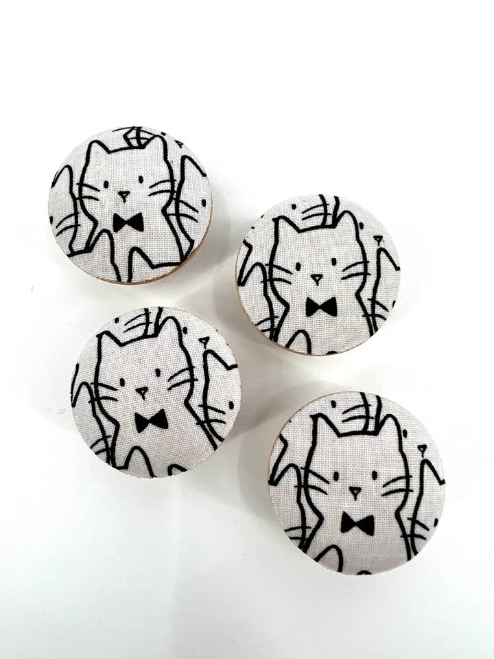 Set di 4 pomelli per cassetti a forma di gatto con papillon per armadio per la vendita all'ingrosso da parte di Rusty Canvas