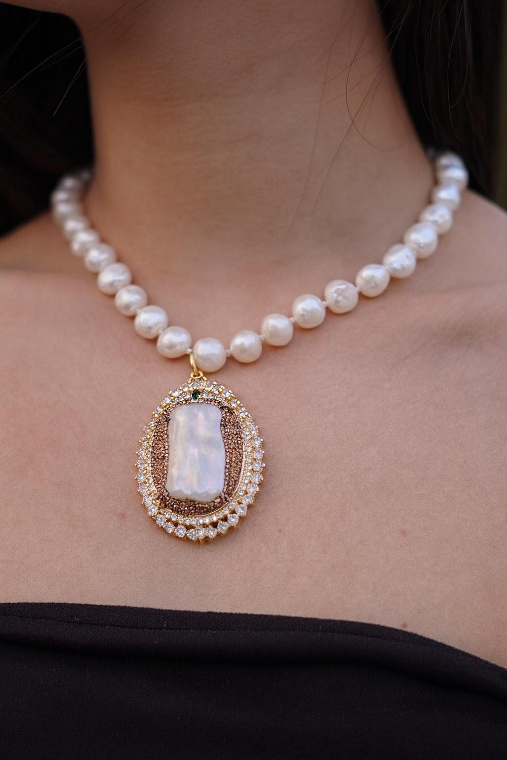 PHOEBE´S - Wholesale Pendant/Charm Necklace - Mother-of-Pearl Necklace with Pearls and Zirconia Details0