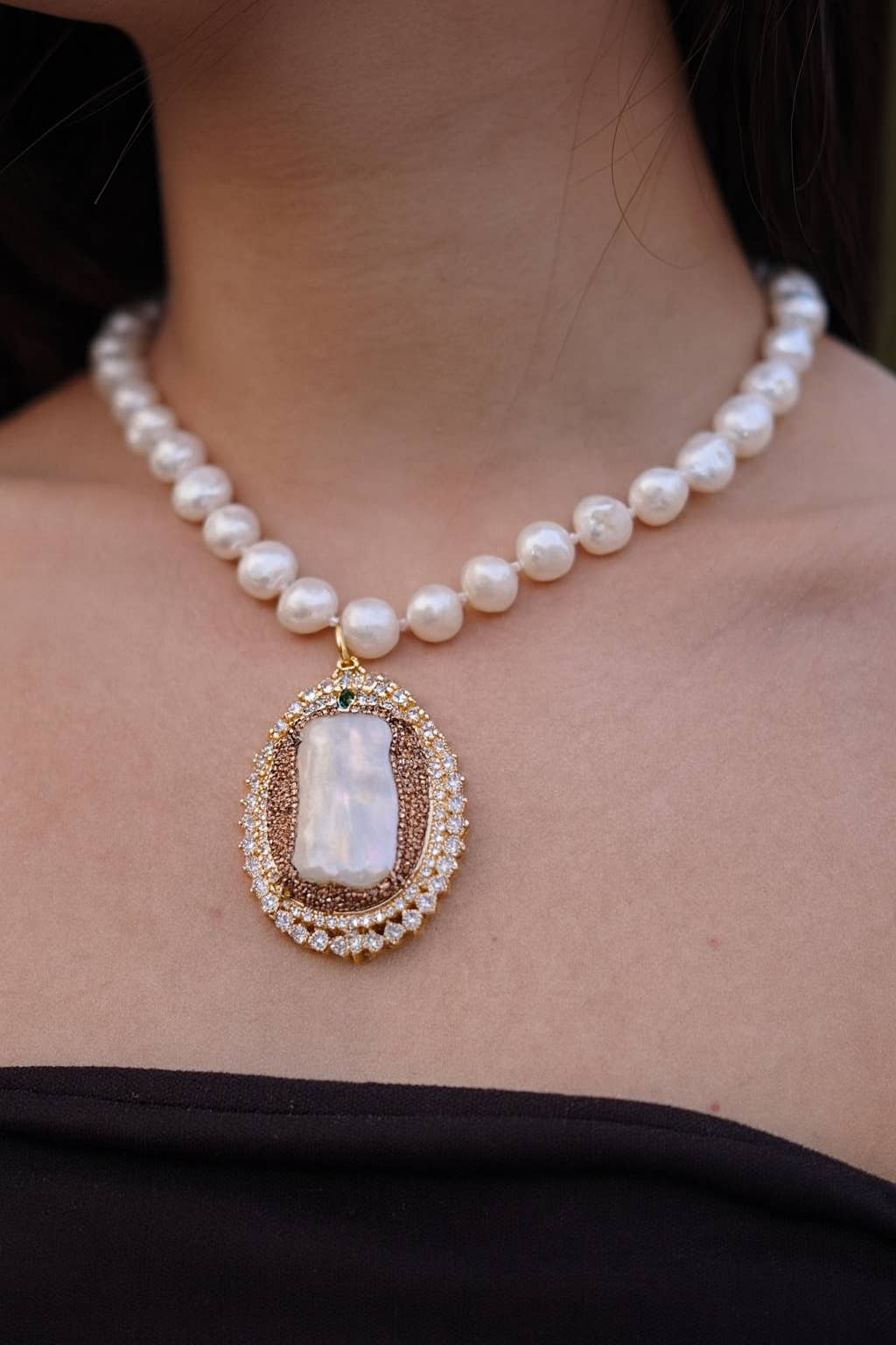 PHOEBE´S - Wholesale Pendant/Charm Necklace - Mother-of-Pearl Necklace with Pearls and Zirconia Details