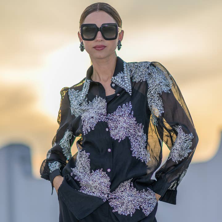 Pumba - Chemise noire à manches longues pour la vente par Timmy Woods Beverly Hills