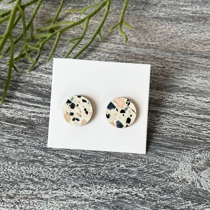 Ruby & Edie - Venta al por mayor Pendientes de botón/aretes de poste - Tacos de corcho multicolores1