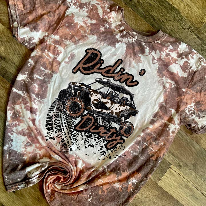 T-shirt Ridin dirty pour la vente par StricklandDesignCo