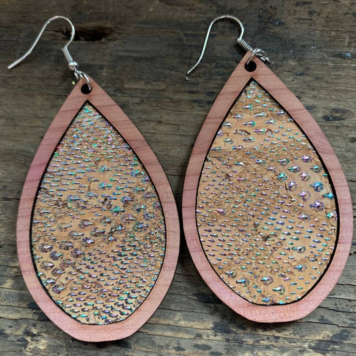 Boucles d'oreilles en forme de larme en bois avec liège arc-en-ciel holographique pour la vente par Jill's Jewels