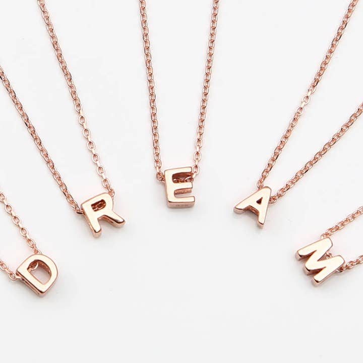 Collana con iniziale galleggiante per la vendita all'ingrosso da parte di ShopTrendsNow