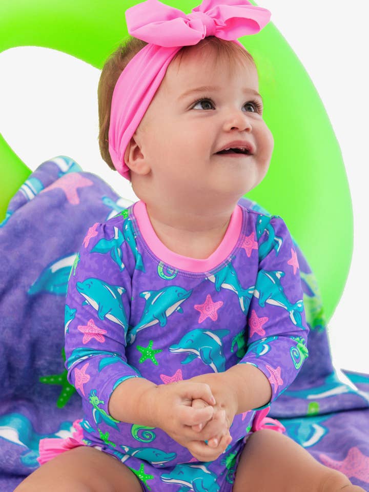 Fato de Banho de Manga Comprida com Babados Traseiros para Bebé Menina Neon Fin Friends. por atacado de RuffleButts + RuggedButts