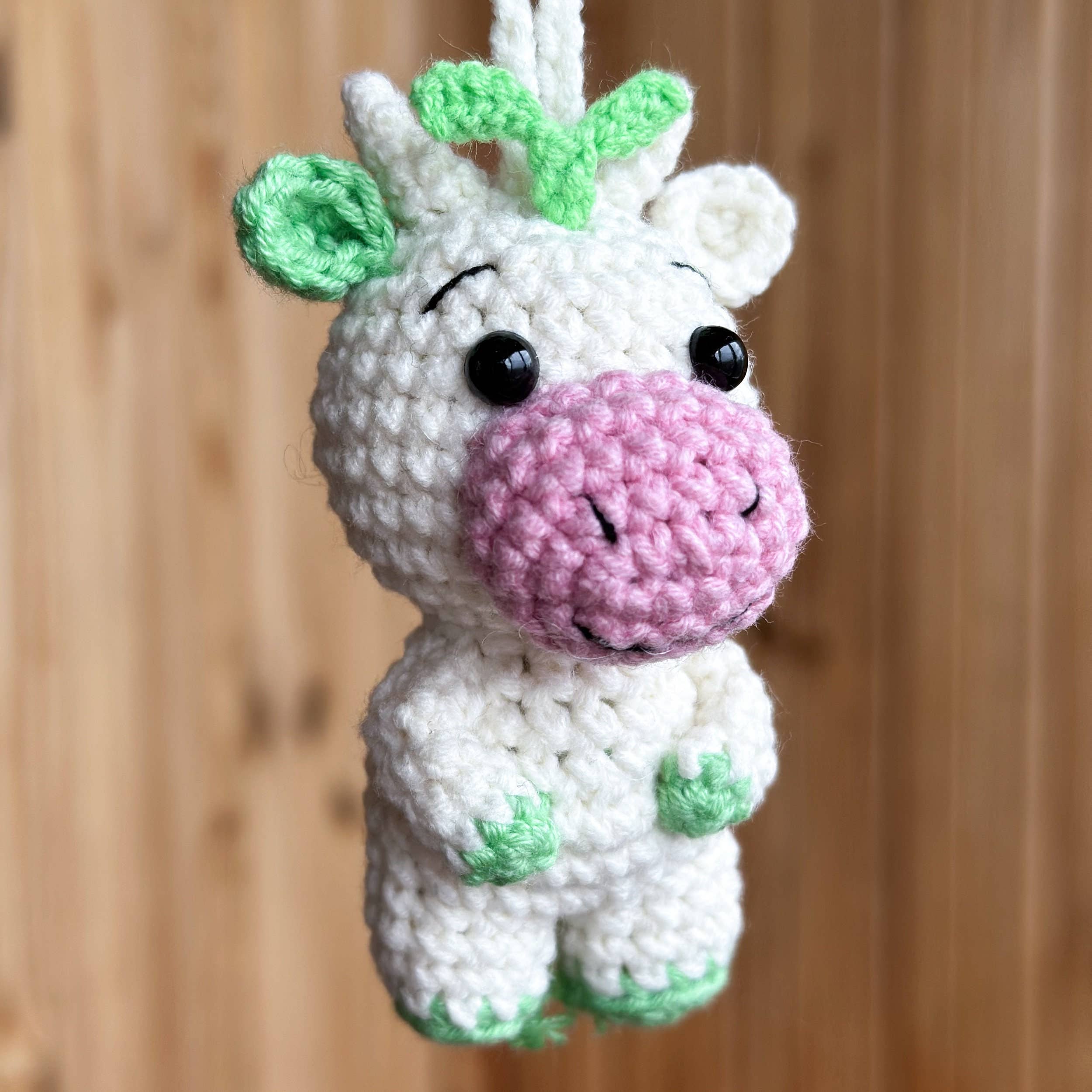 Anh2 LTD – Großhandel Rückspiegeldeko – Unisex – Gehäkelte Kuh, Erdbeer-Kuh, Autodekoration zum Aufhängen6