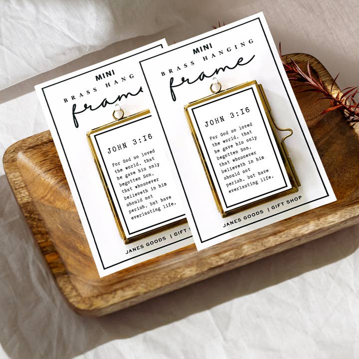 Mini Messing Hængende Ramme | Vintage Johannes 3:16 Ornament for engroshandel hos Janes Goods