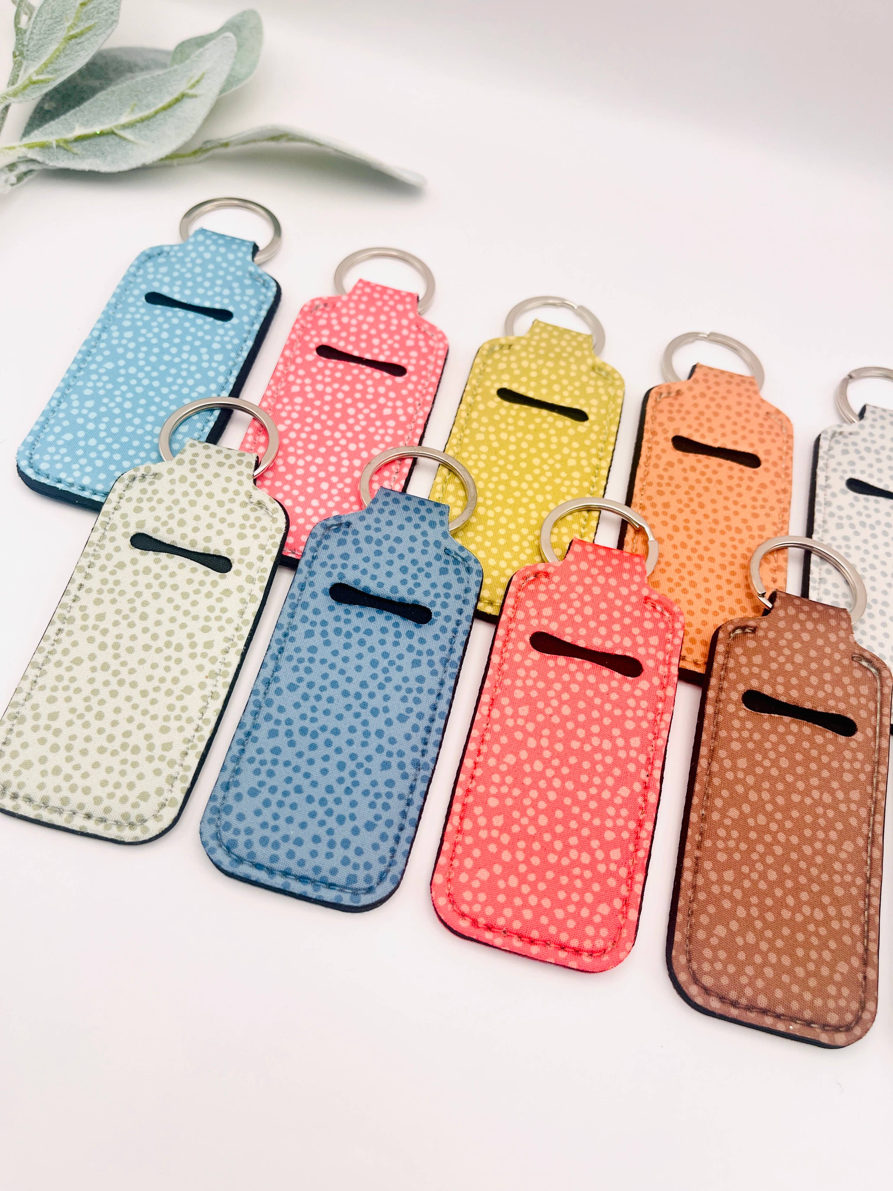 MarissaDDesigns – Estojo/suporte para protetor labial por atacado – Porta-batom com padrão de bolinhas – Porta-chaves fofo e prático7
