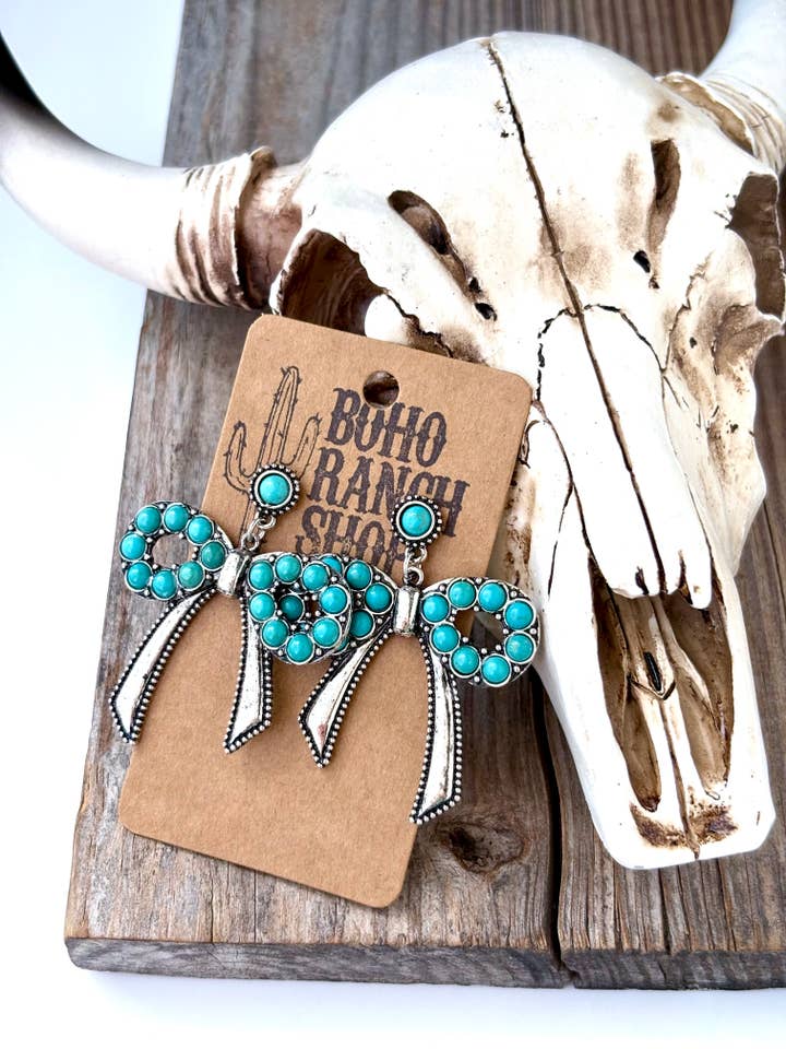 Boucles d'oreilles pendantes avec nœud coquet et pierre turquoise. pour la vente par Boho Ranch Shop