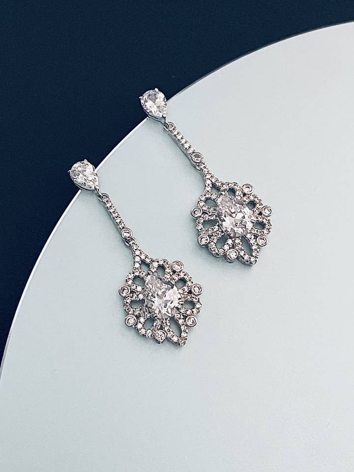 ESTHER - Multi-formade CZ Dingla Dingla Örhängen i Silver för wholesale av JohnnyB Jewelry