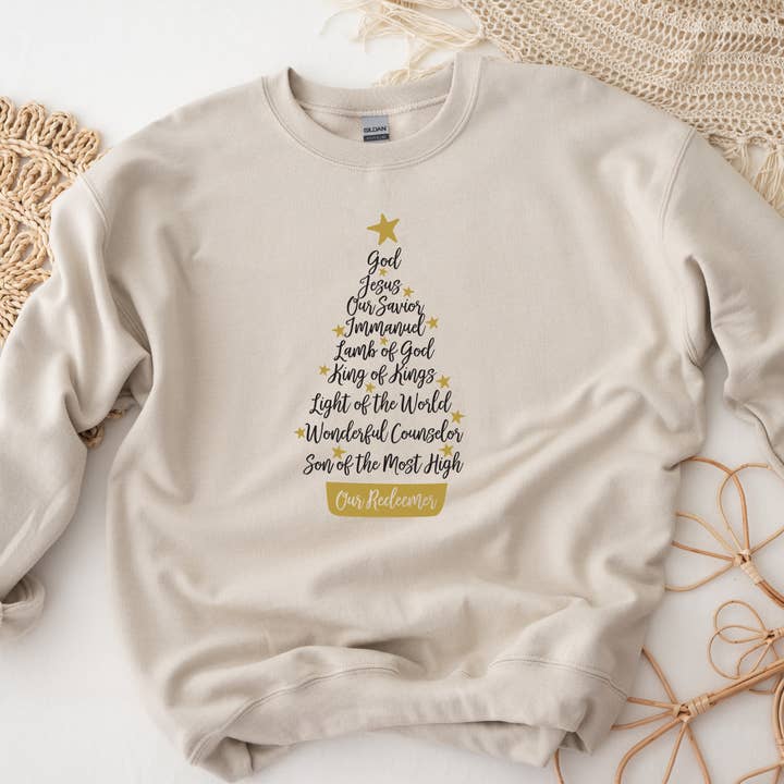 God Influenced Apparel - Vendita all'ingrosso Felpa stampata - Donna - Dio, Gesù, il nostro Salvatore... Felpa con disegno dell'albero di Natale di Our Redeemer Christian