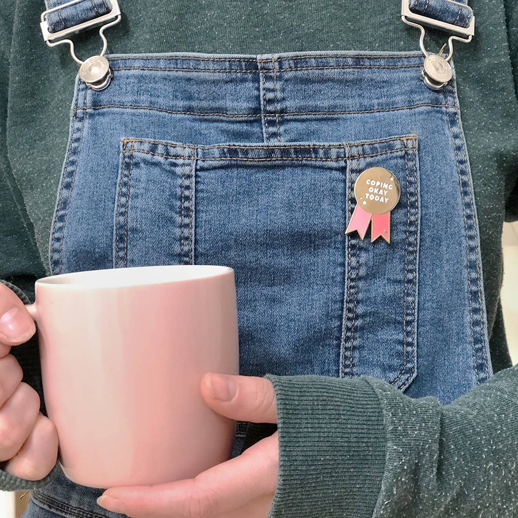 Clara and Macy - Venta al por mayor Botón/prendedor - Pin esmaltado de la medalla «Coping Okay Today»2