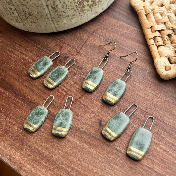 The Artifact House – wholesale Hängande örhängen – Örhängen med texturerad rundad rektangel i havsutsikt4