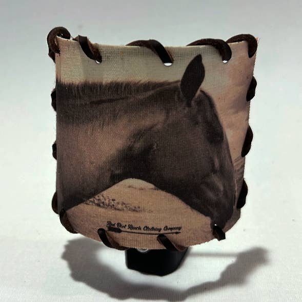 Puledra Sorrel Nightlight per la vendita all'ingrosso da parte di Red Dirt Ranch Clothing Company