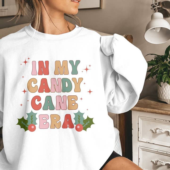 Sweat-shirt de Noël rétro Candy Cane Era, vacances pour femmes pour la vente par PositiveParty