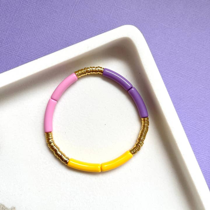 Bracciale piccolo in tubo acrilico rosa, giallo, viola e disco dorato per la vendita all'ingrosso da parte di molliPOP Design