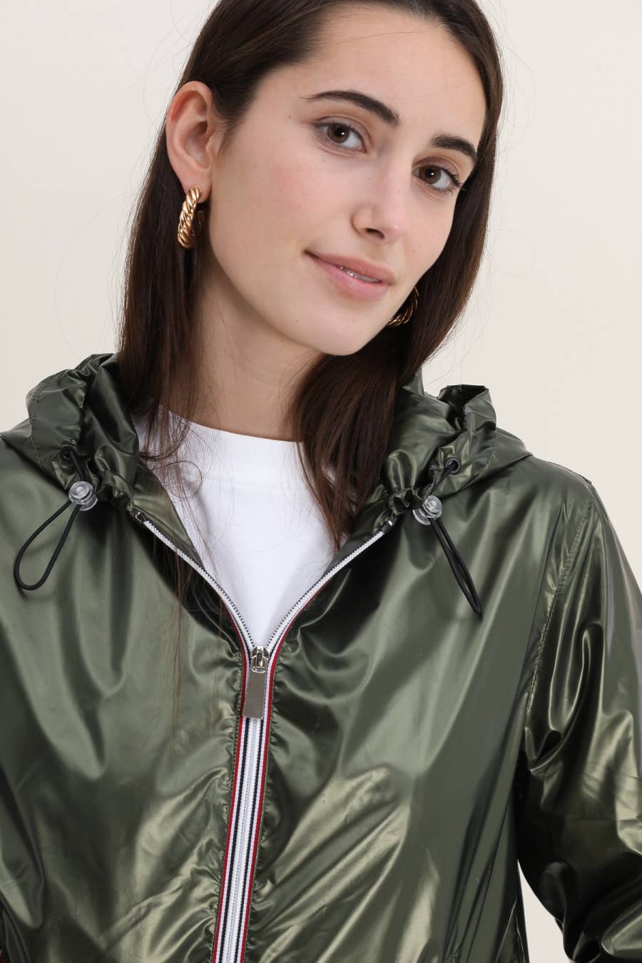 Attrait Paris - Vendita all'ingrosso Giacca antivento - Donna - Giacca corta antivento metallizzata con cappuccio e cerniera colorata25